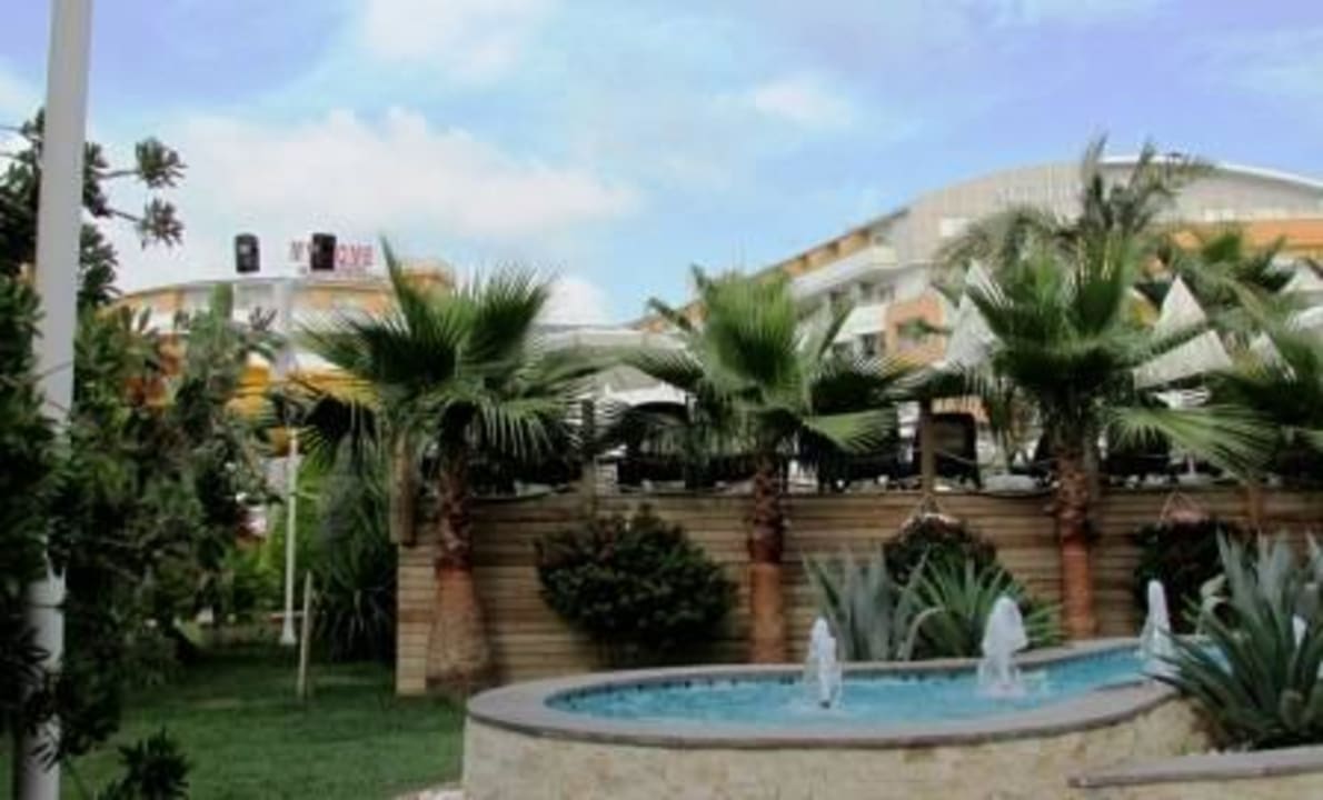 1 Springbrunnen, der abends beleuchtet wird My Home Resort
