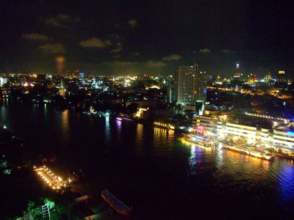 Ausblick vom Zimmer auf das nächtliche Bangkok! Millennium Hilton Bangkok
