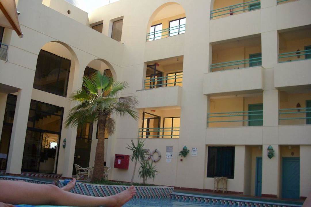 Przy basenie Jewels La Perla Hotel