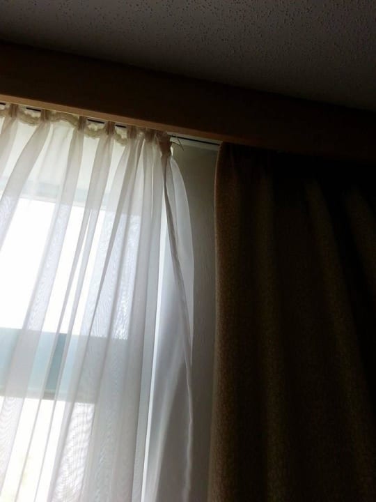 Kaputte Gardinen im Zimmer Best Western Parkhotel Brehna - Halle