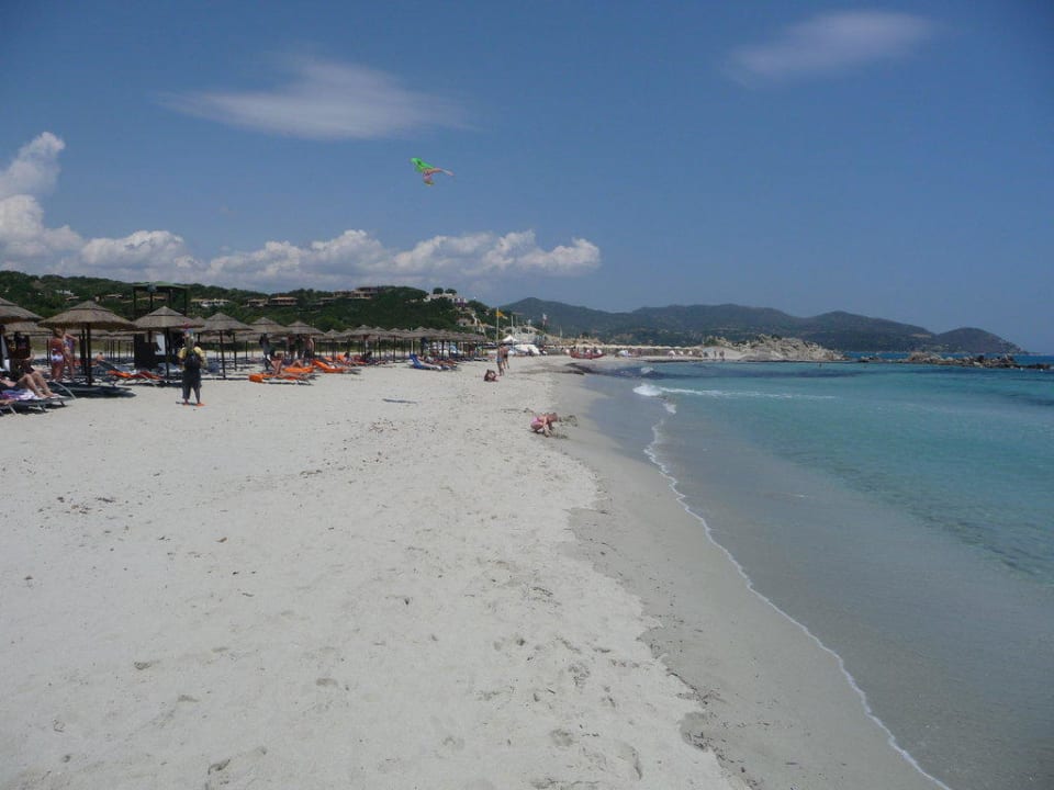 Strandblick mit hoteleigenen Liegen Almar Timi Ama Resort & Spa