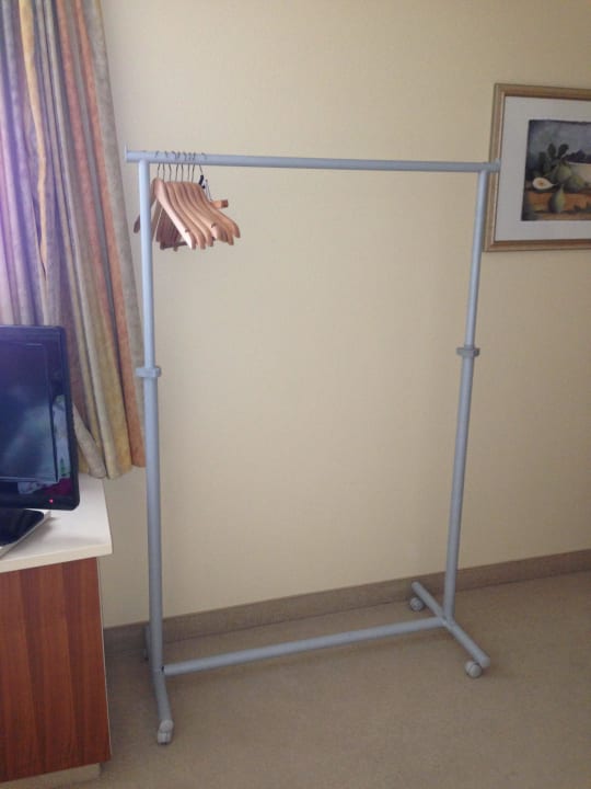 Kleiderschrank im Keller Zimmer  Essential by Dorint Hotel Köln-Junkersdorf