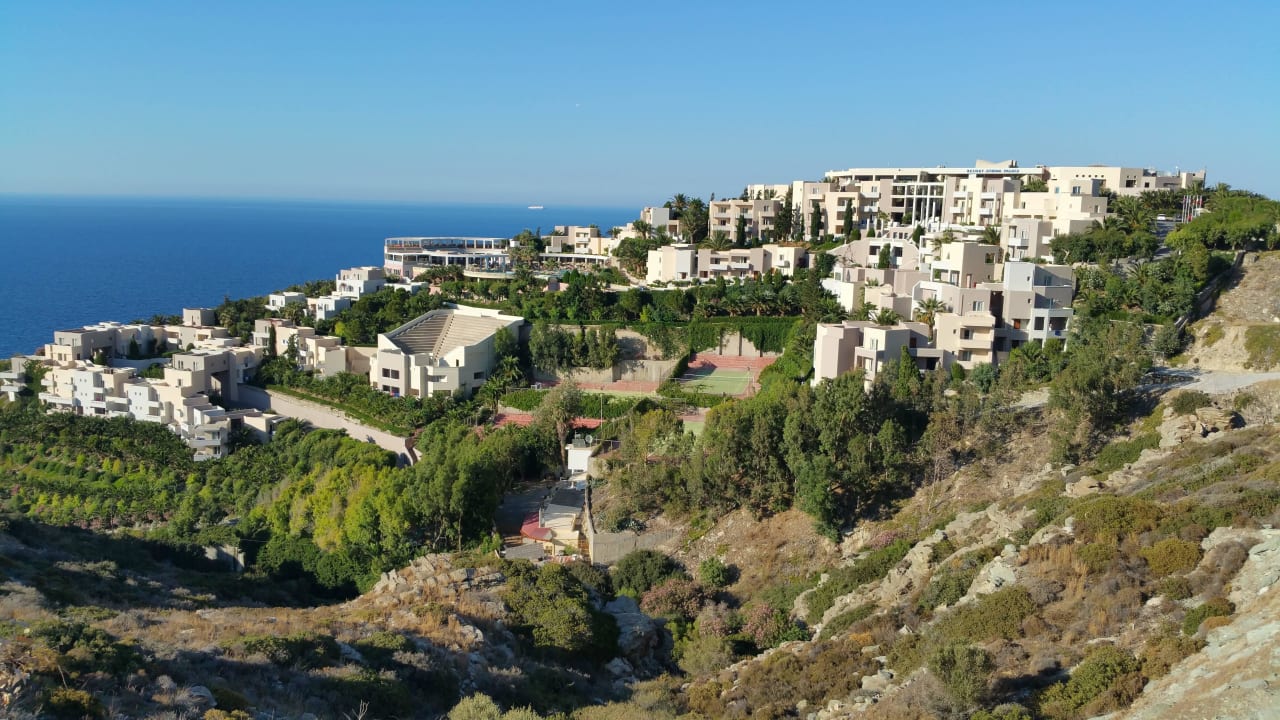 Blick vom nahegelegenen Supermarkt auf die Anlage Athina Palace Resort & Spa