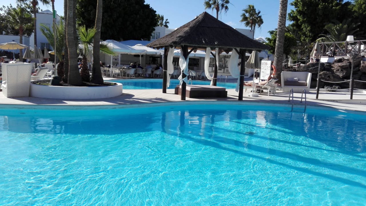 Poolanlage H10 White Suites