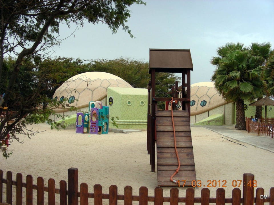 Abseitz gelegen der Spielplatz für die Kleinen Hotel Riu Funana