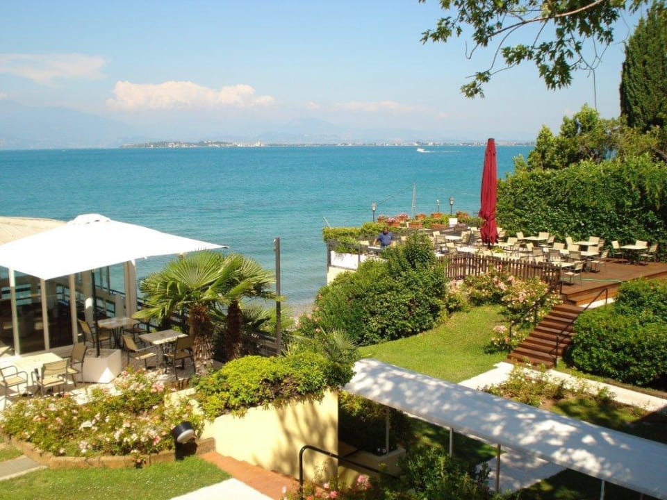 Aussicht vom Zimmer auf die Gartenterrasse Hotel Lido International