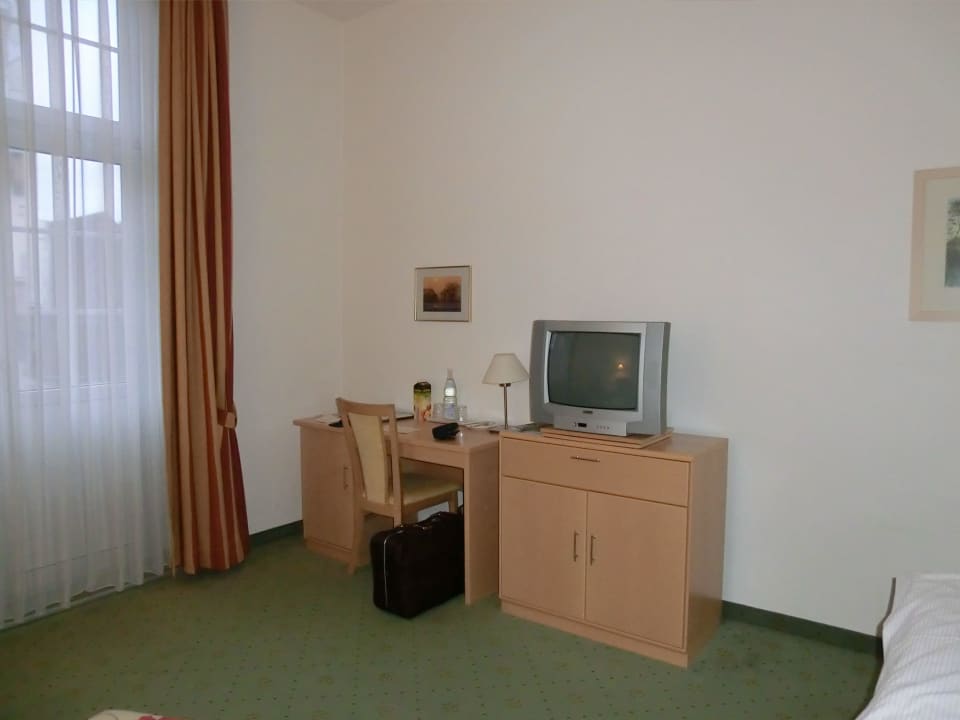Schreibtisch und TV-Kommode Hotel Badehof