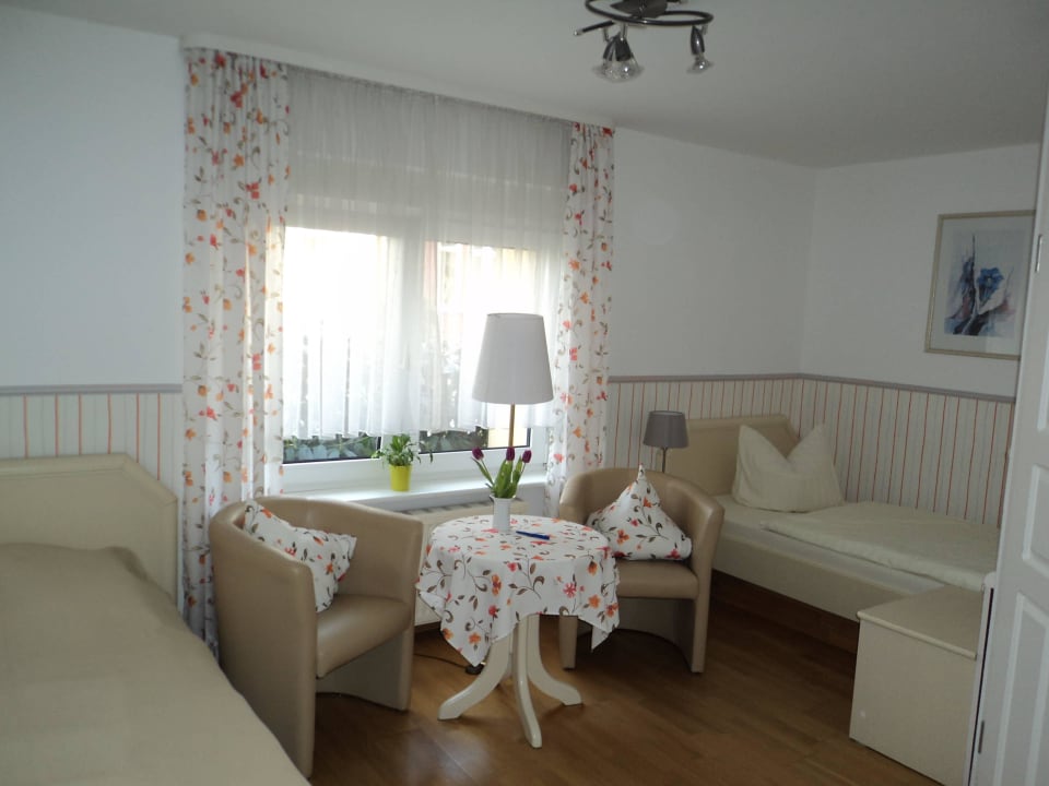 Zimmer zur (ruhigen) Straße  Pension Pamp