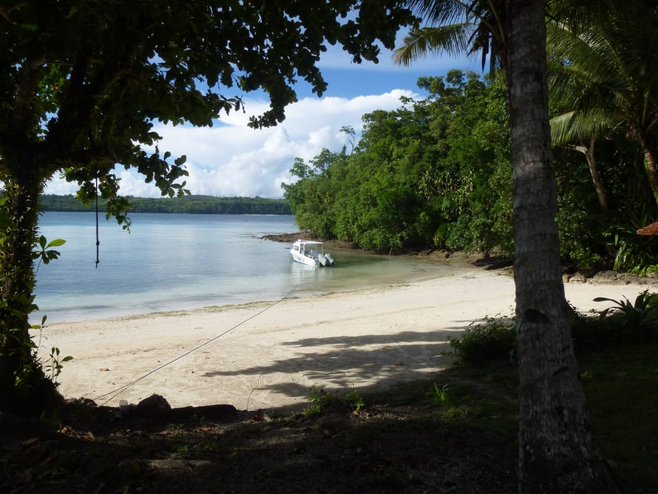 Strand des Resorts mit Hausriff Cape Paperu Resort & Spa
