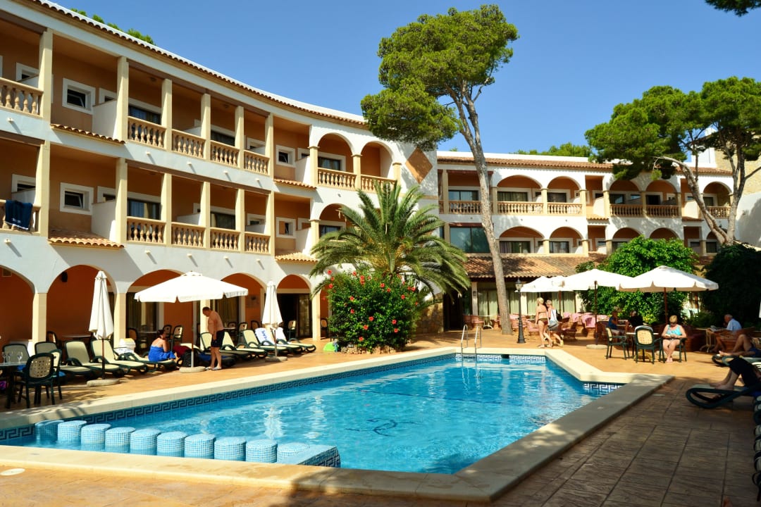 Kleiner kalter Pool Hotel Cala Gat