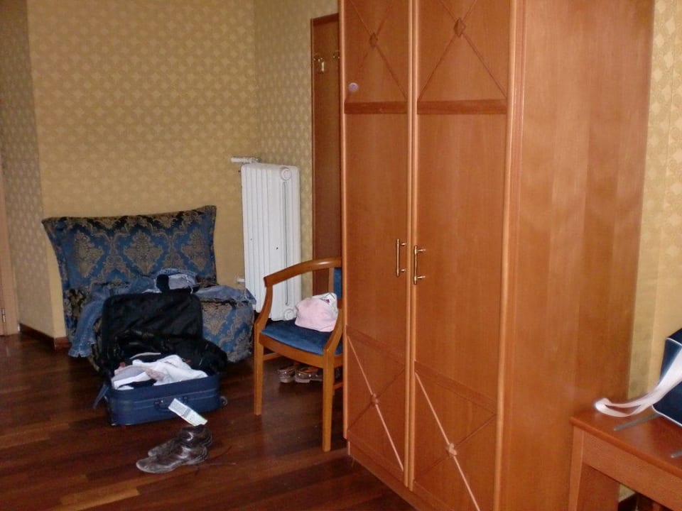 Sitzbereich und Kasten Hotel Mariano