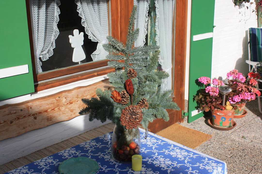 Deko vor Fewo eins Ferienwohnungen Wiesenlehen