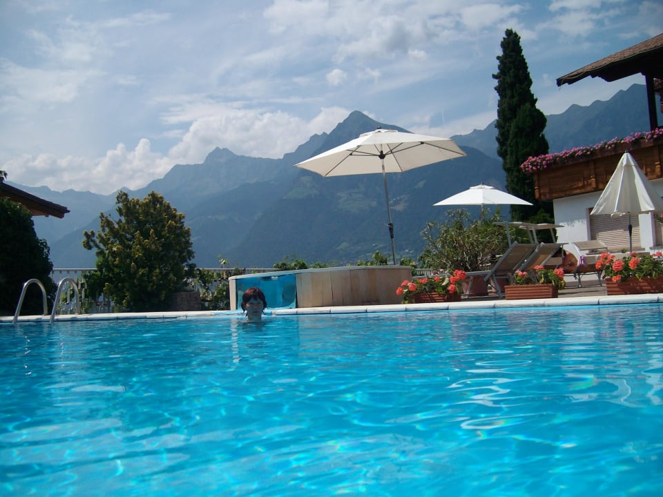 Blick über den Pool Schenna Resort