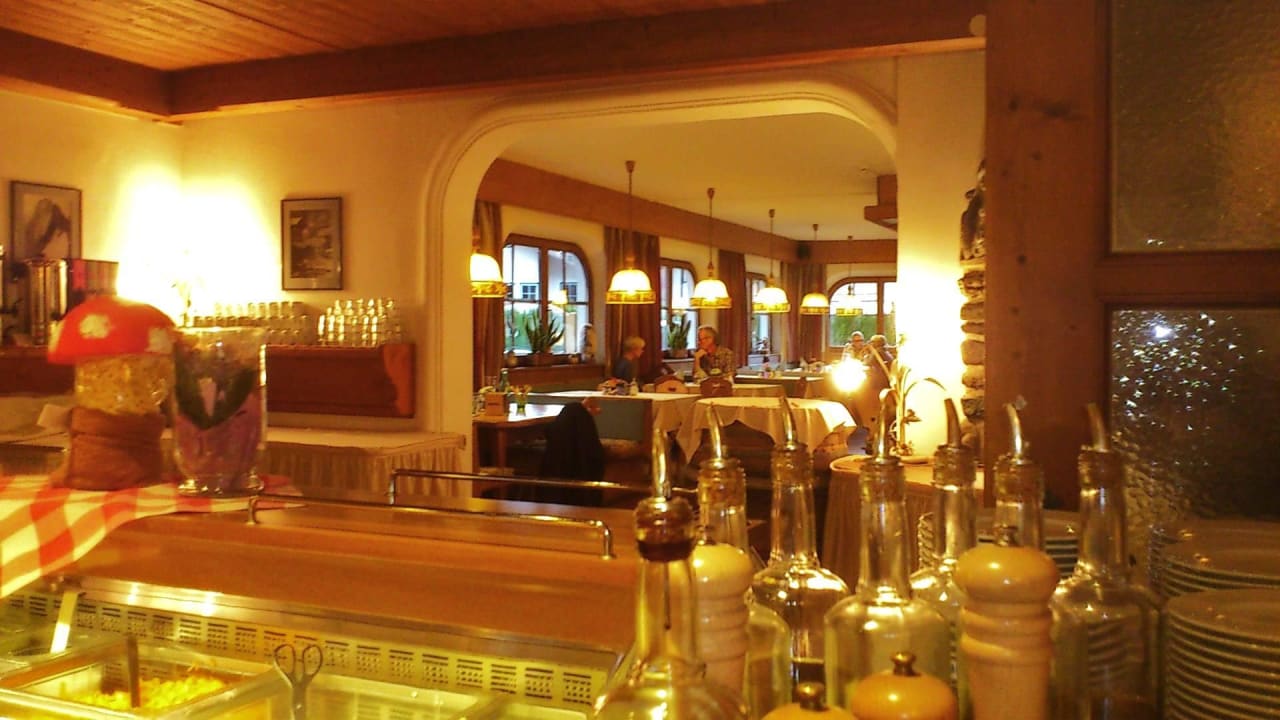 Teil des Speisesaals Ferienhotel Alpenhof Aurach