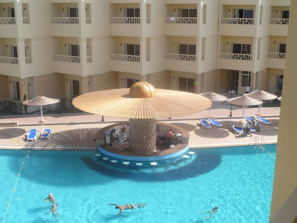 Bar okolo bassejna AMC Royal Hotel & SPA