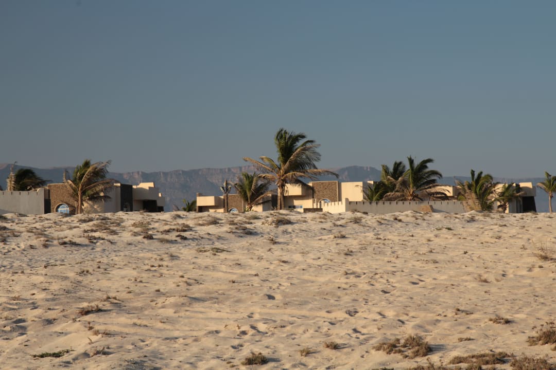 Blick vom Strand auf die Chalets Wyndham Garden Salalah Mirbat