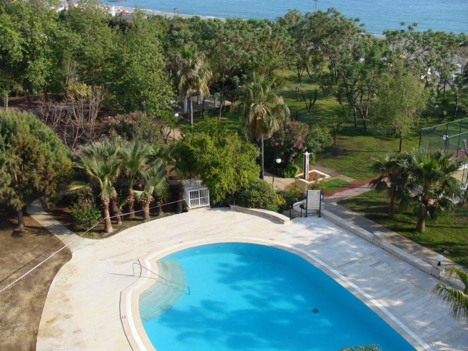 Blick vom Dach auf den Relaxpool und die Plaj-Bar Labranda Alantur Resort