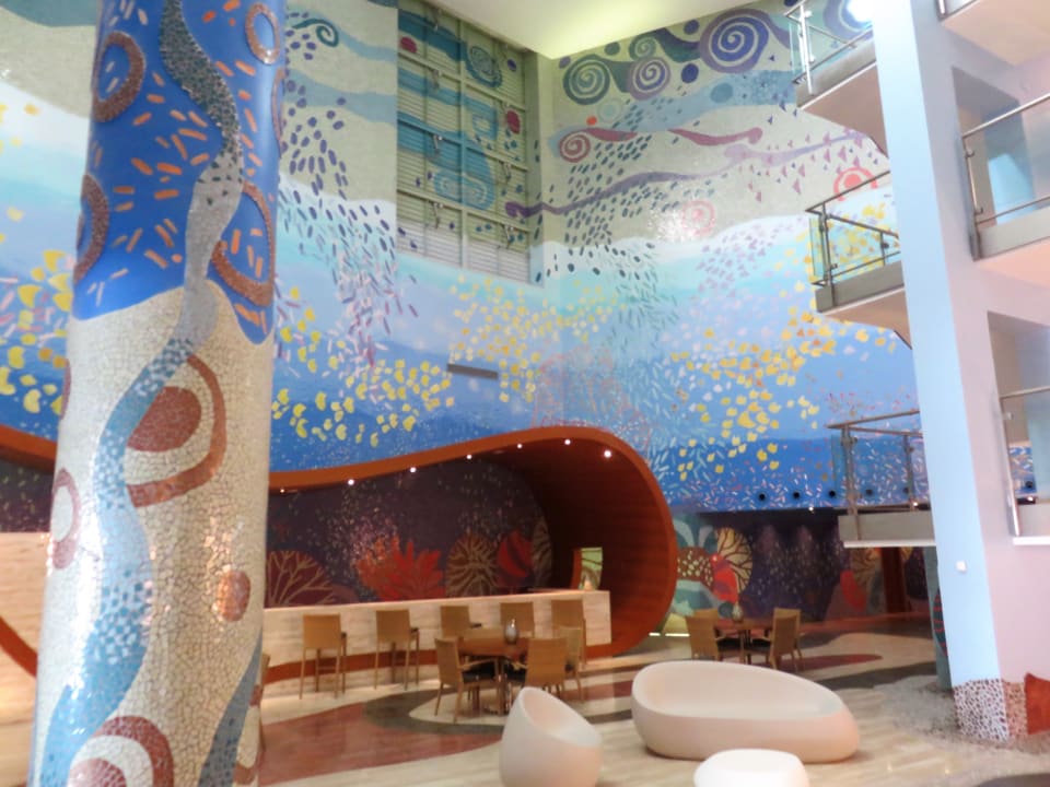 Eingang und Bar auf dem Niveau der Strandpromenade Sesimbra Oceanfront Hotel