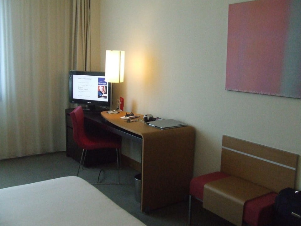 Schreibtisch/ TV Novotel Hamburg City Alster