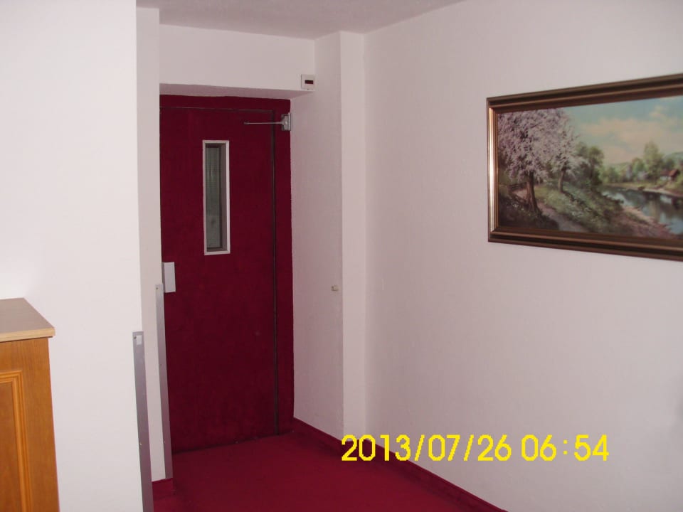 Der uralte Fahrstuhl an unserer Wand Hotel Karla