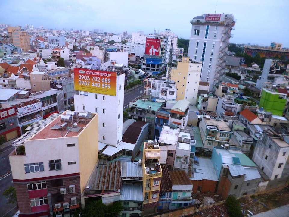 Rechts hinten der Flughafen 5 Min. Hotel Vissai Saigon