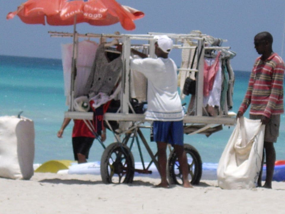 Strandverkäufer Iberostar Origin Taínos
