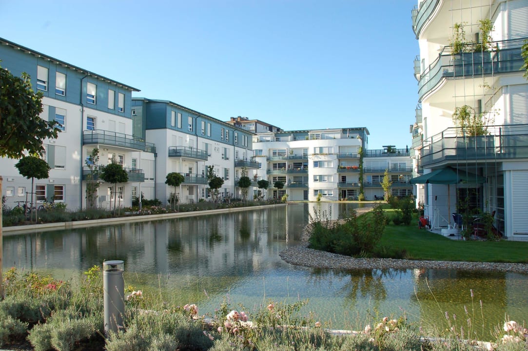 Großzügige Grünanlagen mit Teichen und Brücken BTT Serviced Apartments