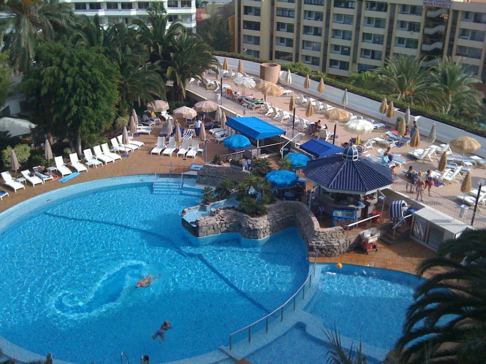 Blick vom Balkon auf den Pool Seaside Hotel Sandy Beach