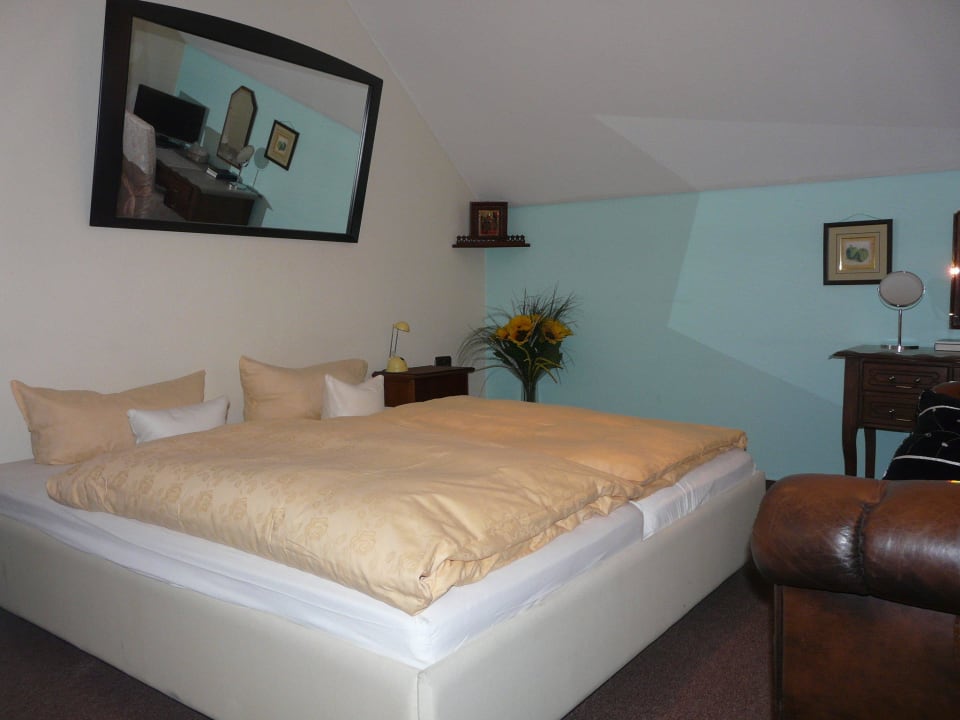 Zimmer Ausstattung mit Tisch und Flache Fernseher Hotel Attaché