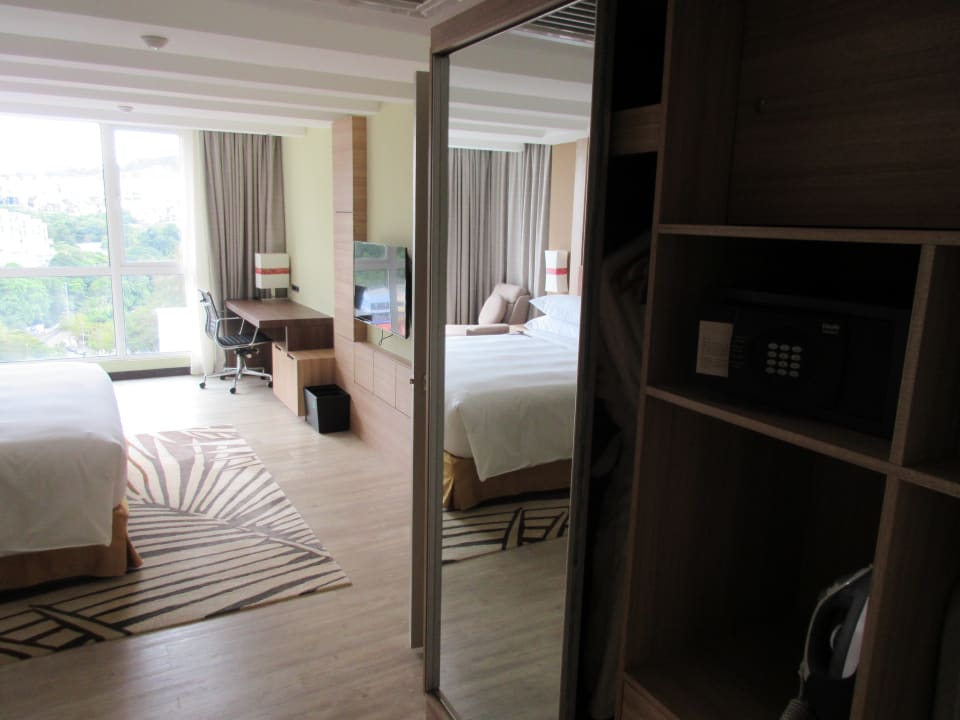 Einbauschrank inclusive Tresor, Bügeleisen und Bügelbrett. DoubleTree Resort by Hilton Penang