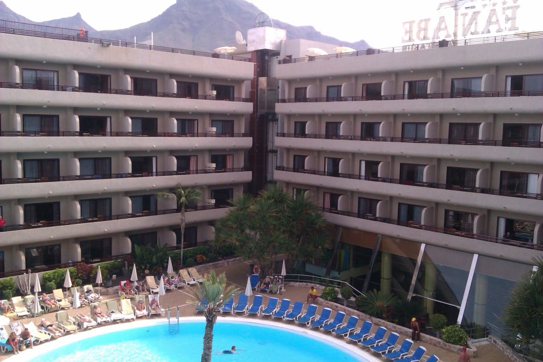 Blick vom Zimmer zum Ausgang Pool GF FANABE