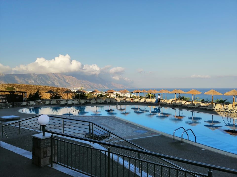 Pool Grand Blue Beach Hotel