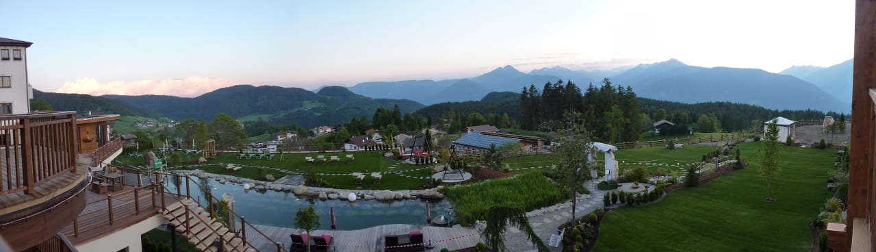Abenddämmerung über dem Etschtal Hotel Chalet Mirabell