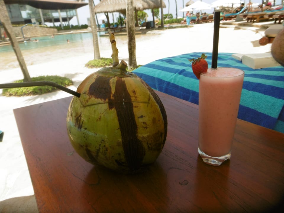 Lecker Young Coconut und Erdbeersmoothie Hilton Bali Resort