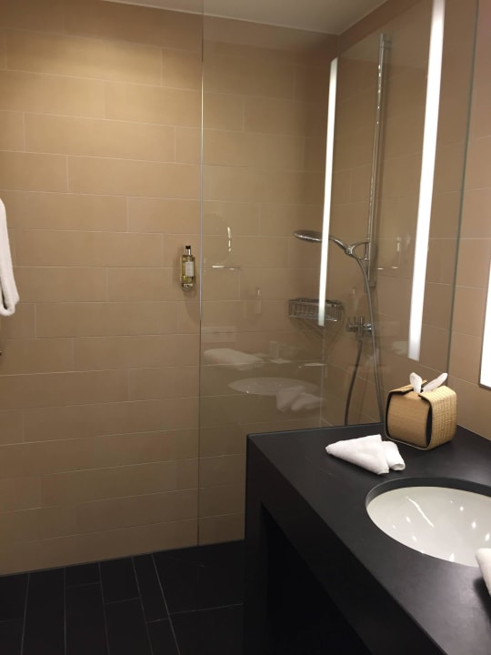 Modernes und komfortables Bad AMERON Köln Hotel Regent