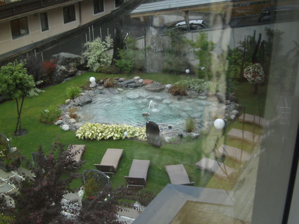 Blick auf den Garten The Alpine Palace