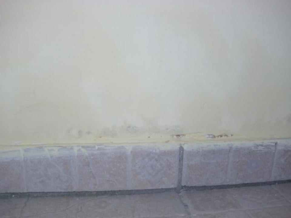Wand nach Schimmelbeseitigung mit Chlor Tiana Beach Resort