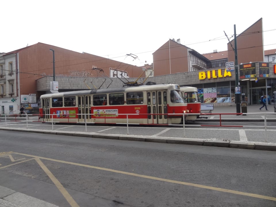 Blick zum Supermarkt gegenüber vom Eingang Botanique Hotel Prague