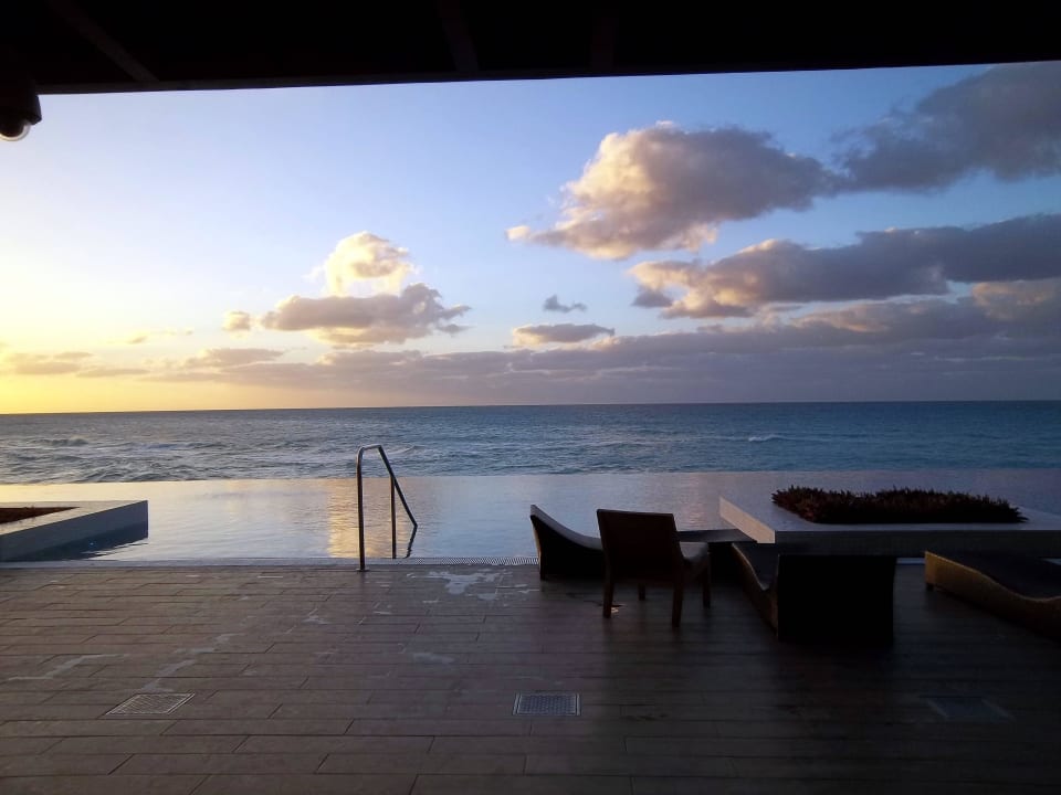 Lobby mit Blick zum Infinity Pool/ Meer Playa Vista Azul