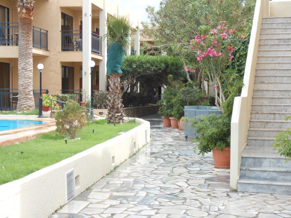 Blick zum Weg der Zimmer Hotel Atlantis Beach