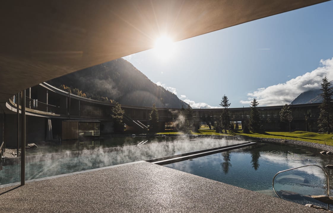 Pool OLM Nature Escape