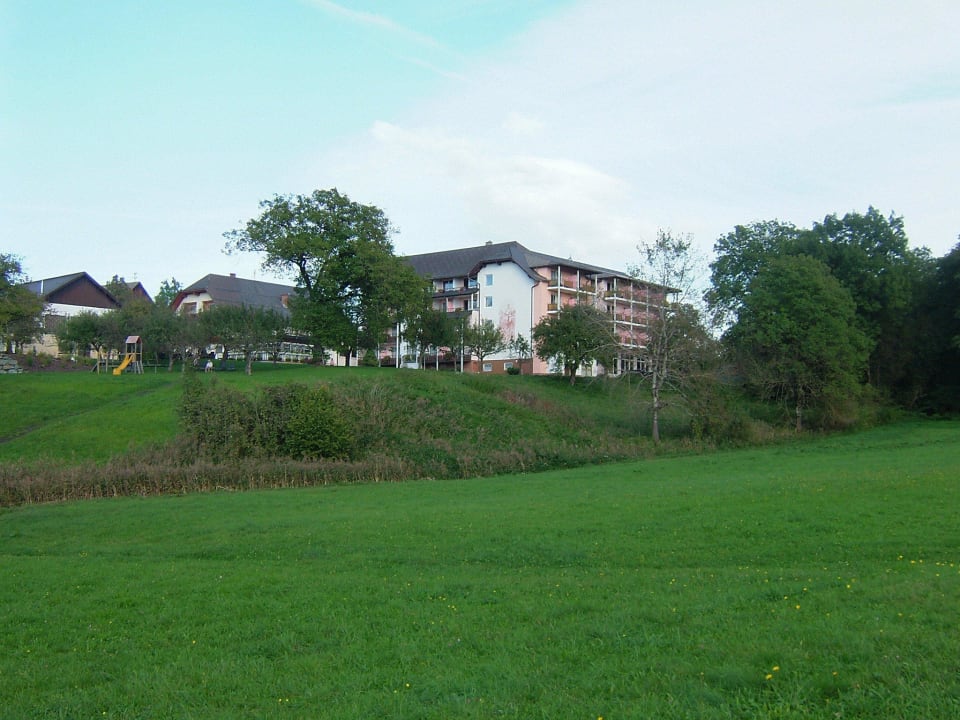 Wiese vor dem Hotel Hotel Landhaus Streklhof