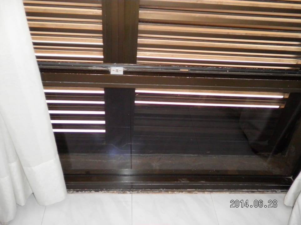 Türe zur Terrasse: ca. 50cm muss man übersteigen SBH Hotel Taro Beach