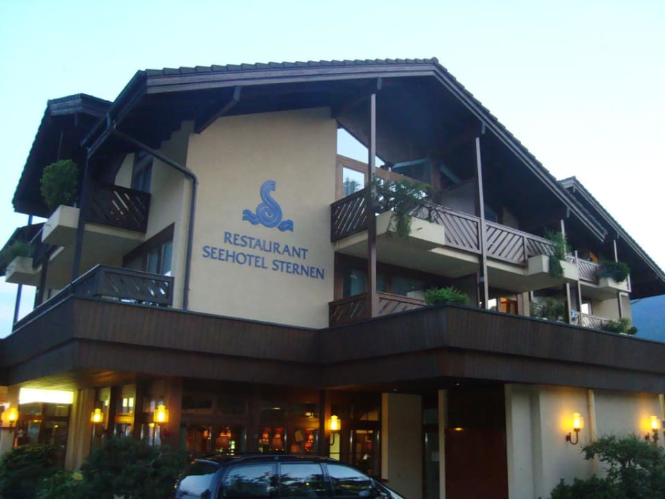 Landseite des Hotels mit Eingangsbereich Seehotel Sternen