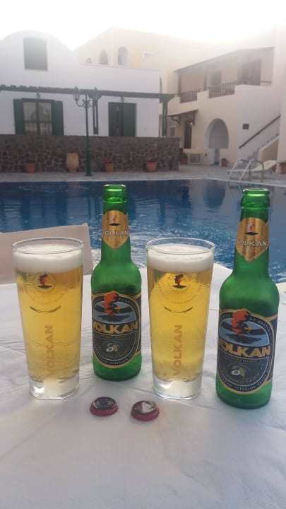 Inseltypisches Bier am Pool Hotel Mathios Village