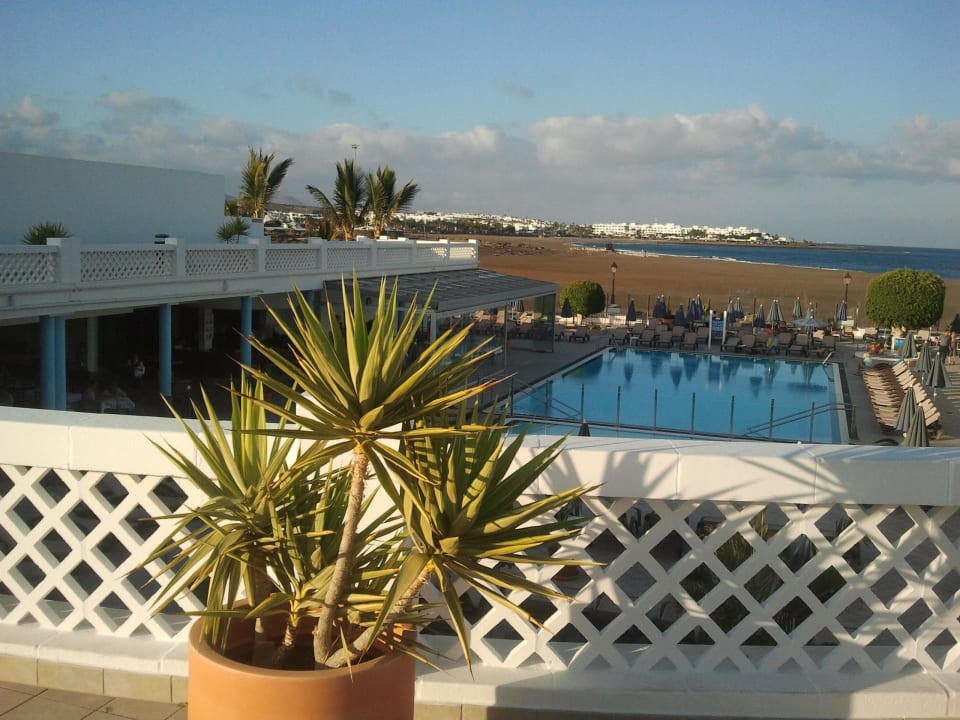 Blick von oben auf die Poolterrasse Hotel Las Costas