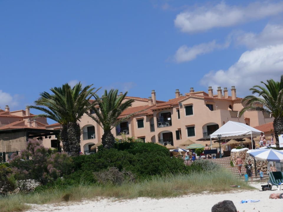 Sicht auf das Hotel vom Strand aus FERGUS Style Carema Beach