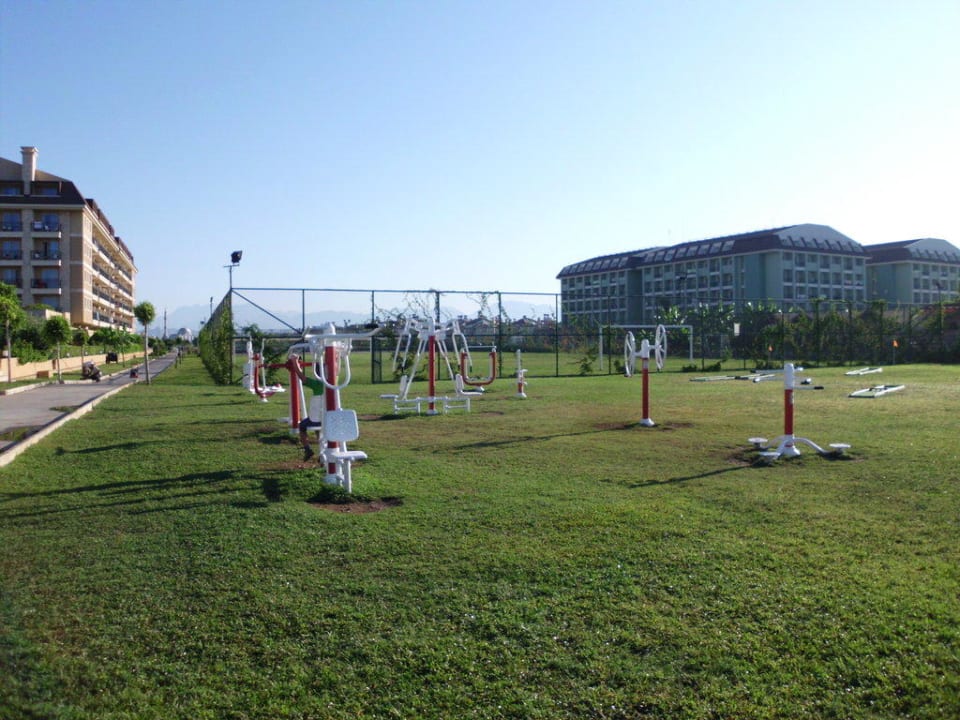 Sportgeräte und dahinter der Fußballplatz Crystal Family Comfort Collection