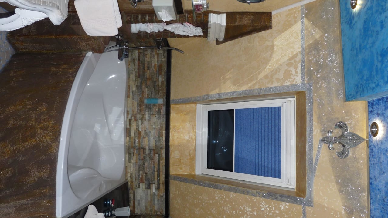 Badezimmer mit TV :-D Hotel Don Giovanni