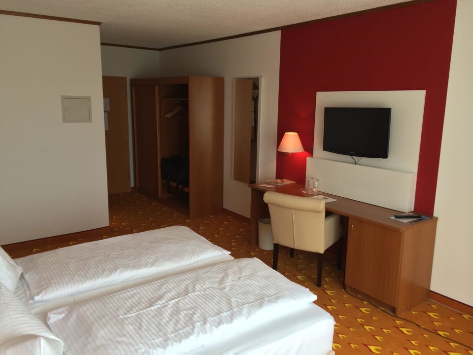 Doppelbett mit Fernseher ACHAT Hotel Frankfurt Maintal